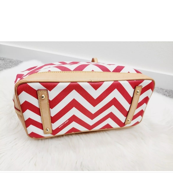 Dooney & Bourke Red and White Chevron Tote Bag W/Matching Wristlet Pouch EUC - Picture 8 of 8